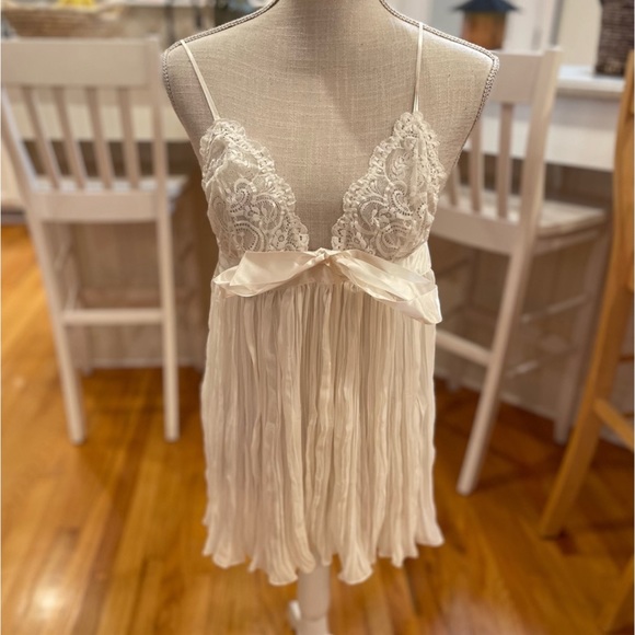 Victoria's Secret Other - [Victoria’s Secret] white lace sheer pleated doll nighty
